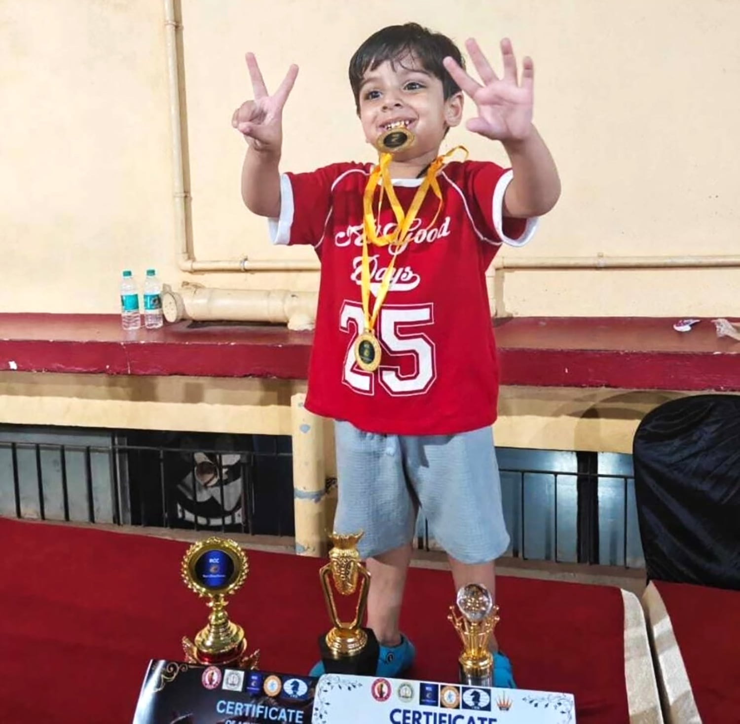 Niños indios de tres años que compiten: precocidad peligrosa