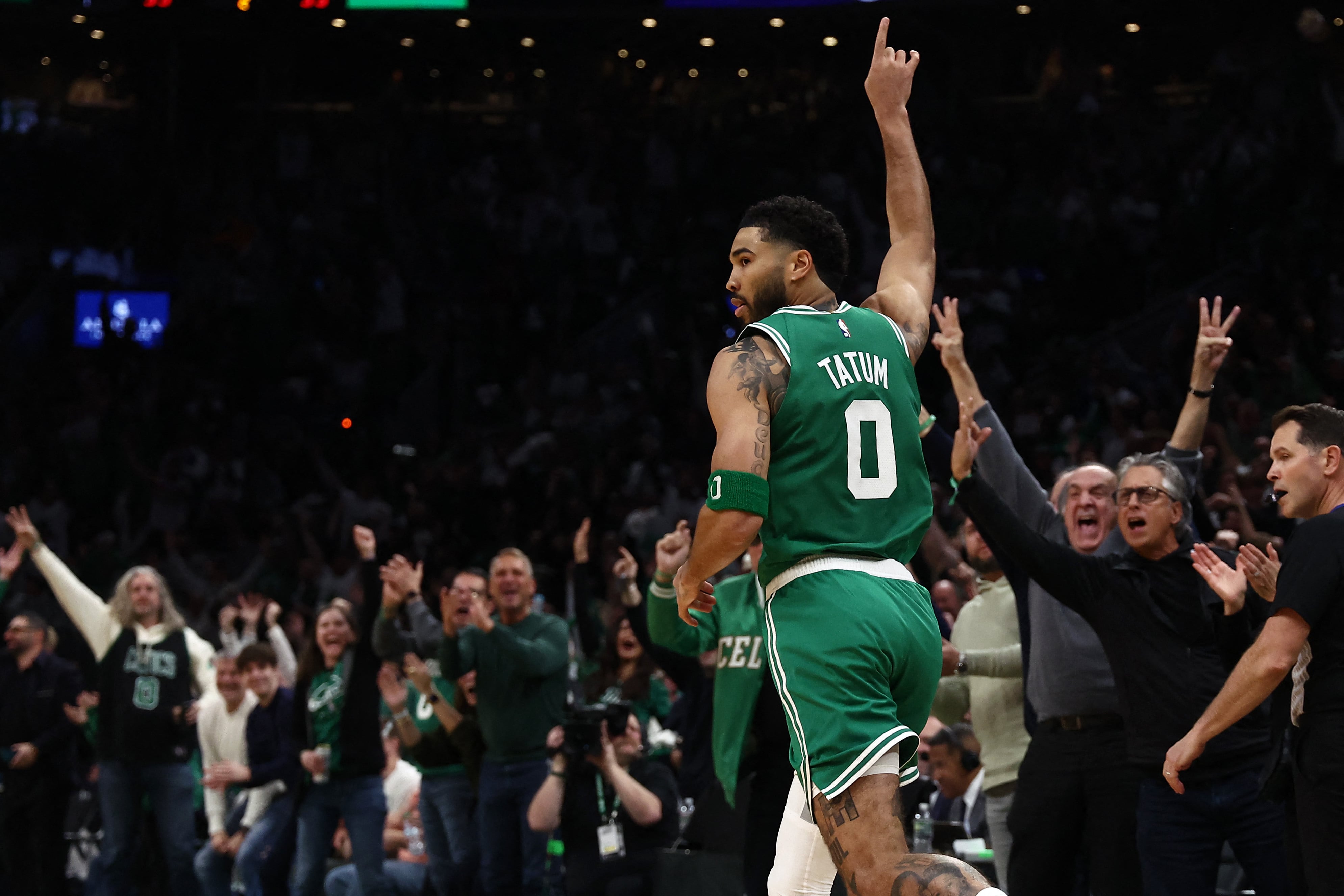 Jayson Tatum pone la piel de gallina al Garden en su retorno a la NBA