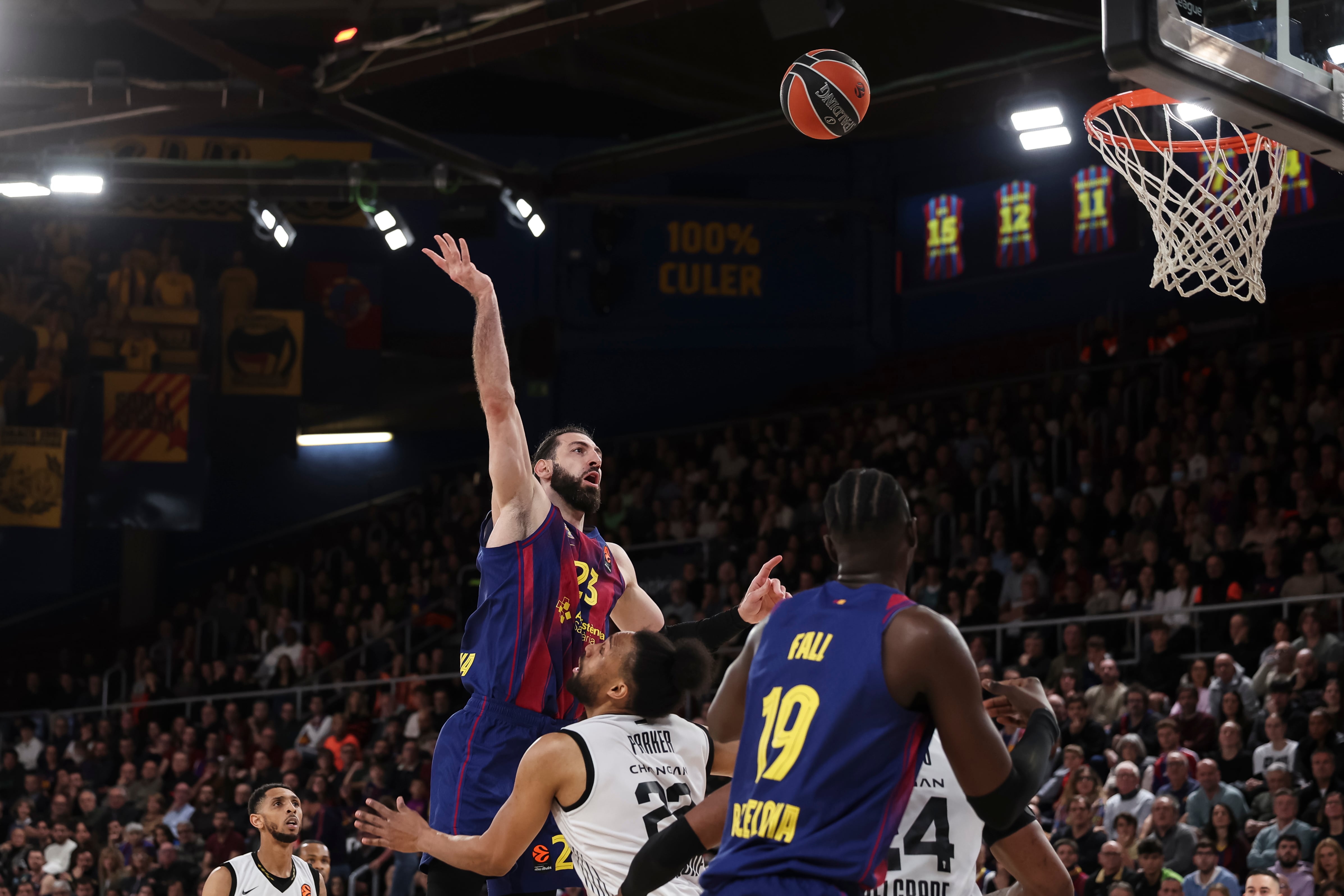 Un Barcelona académico no flojea ante el Partizán