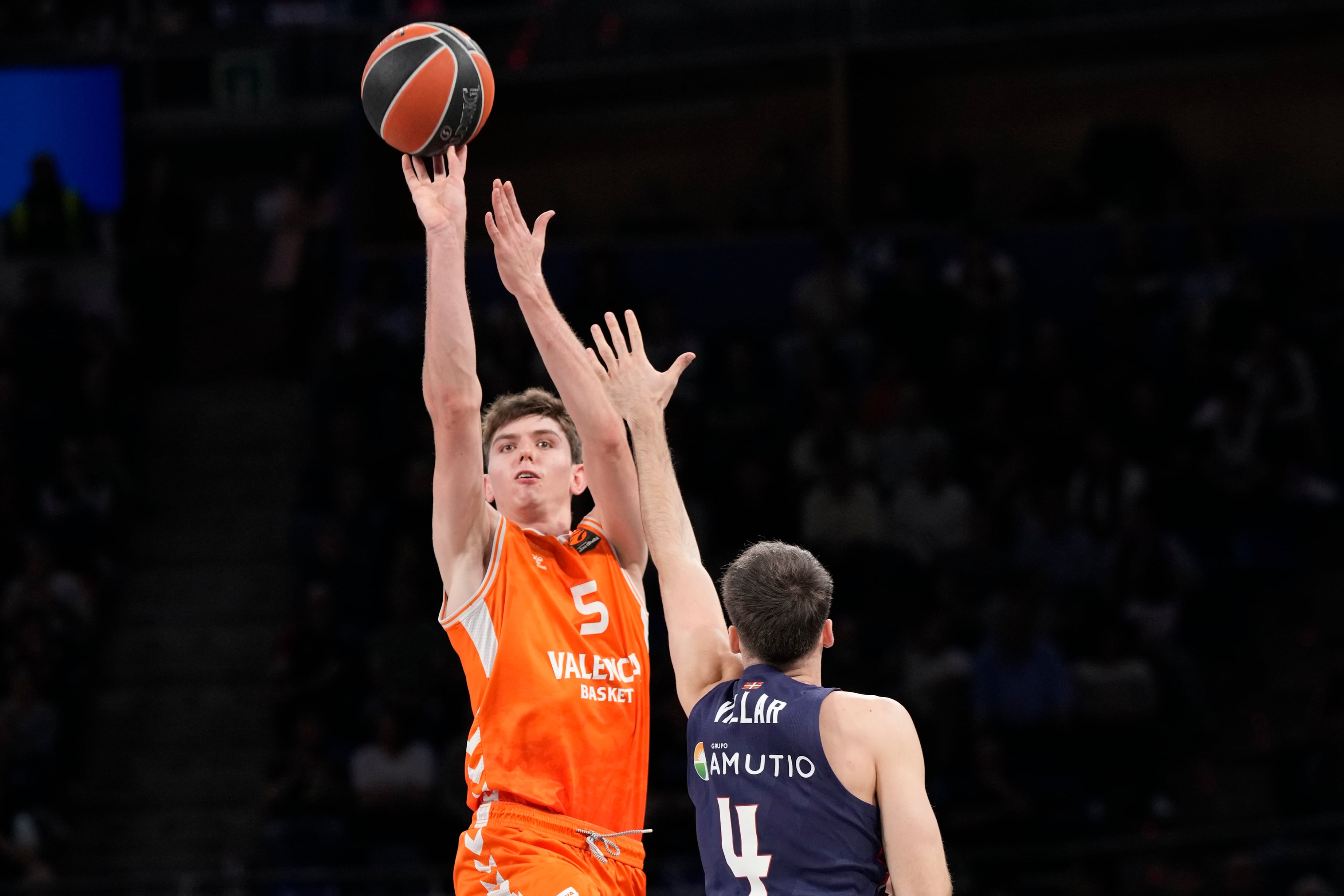 El Valencia Basket arrasa a Baskonia en la Euroliga con una primera parte de récord con 68 puntos