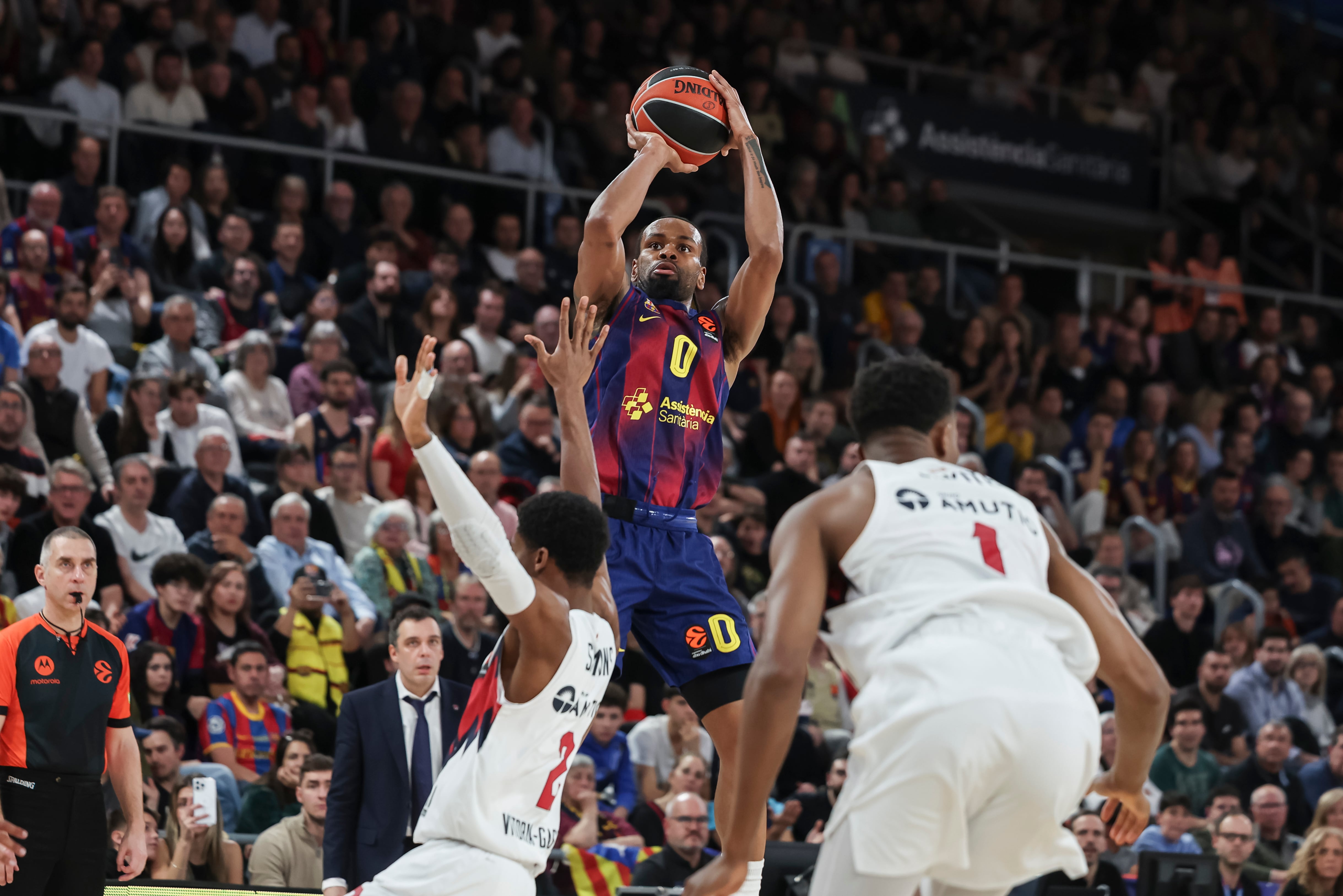 Un Barcelona de récord y líder gana al Baskonia un partido para la historia: 134-124