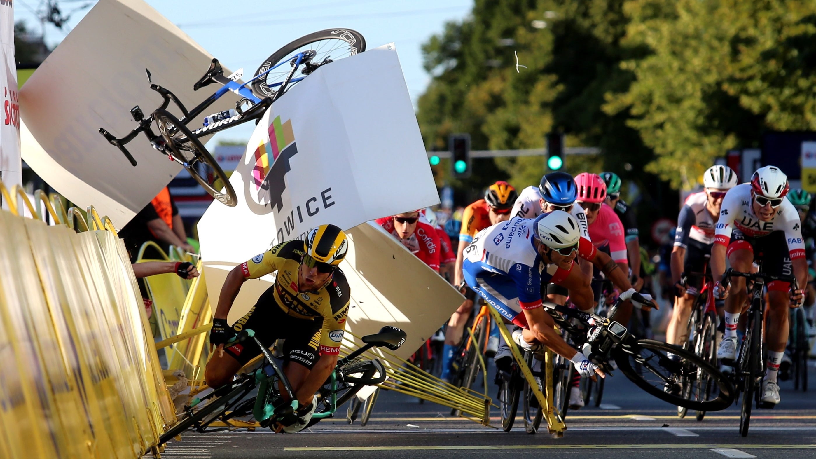 La UCI, las caídas, Pogacar, la velocidad y el tocino