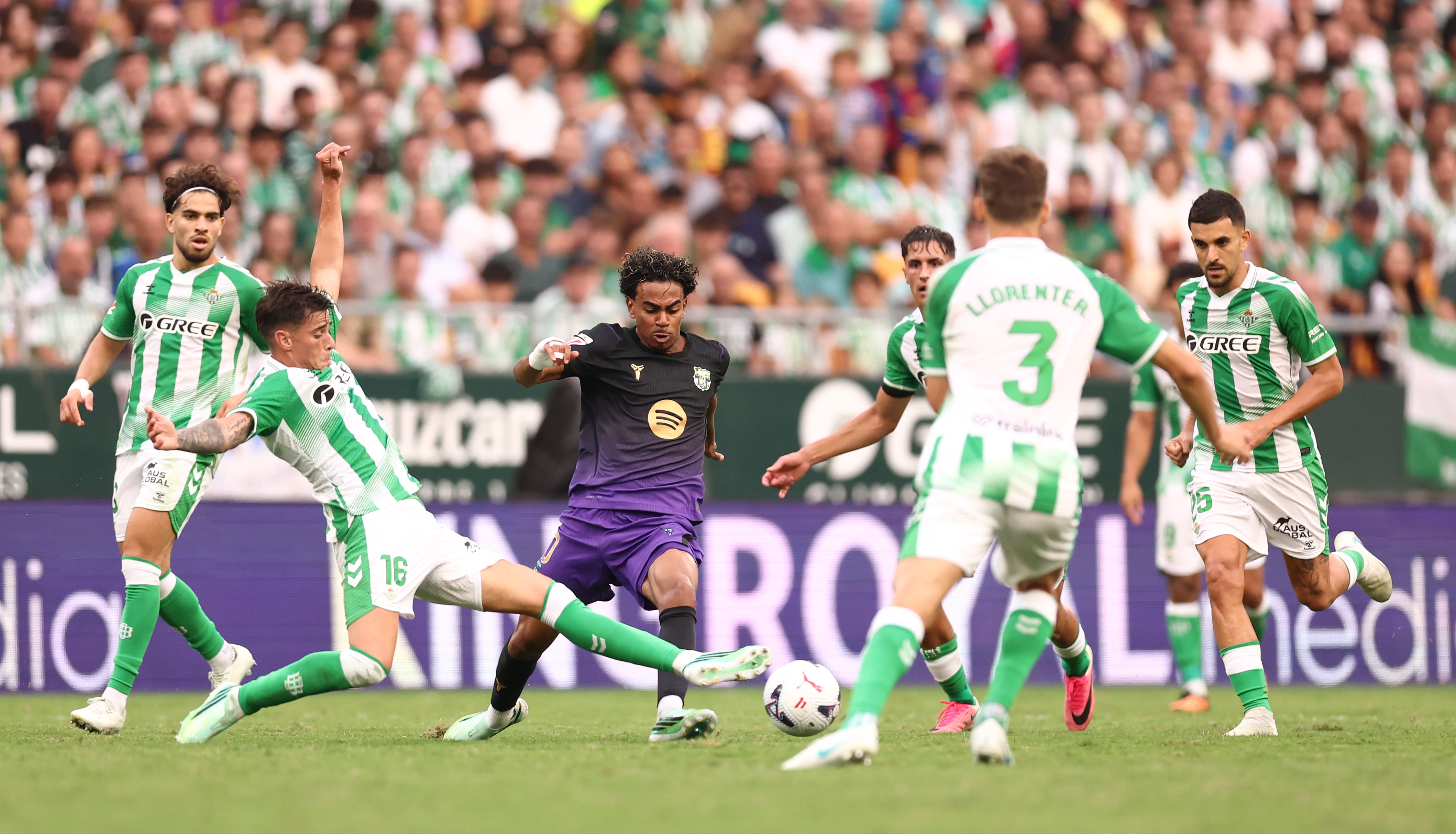 La Cartuja también se rinde a Lamine Yamal y el Barcelona golea al Betis