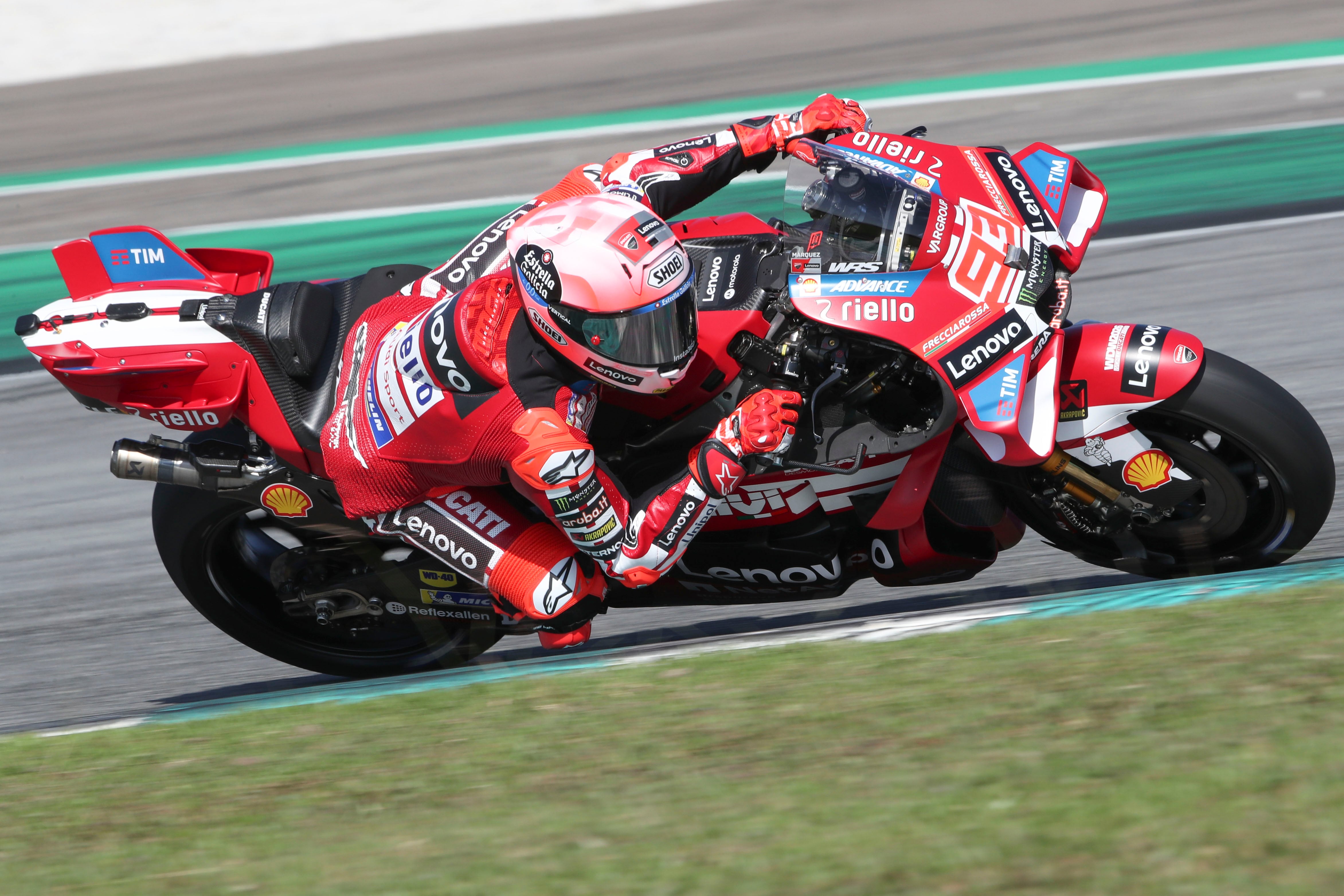 Marc Márquez sonríe y lidera las primeras pruebas en su retorno a la acción en MotoGP