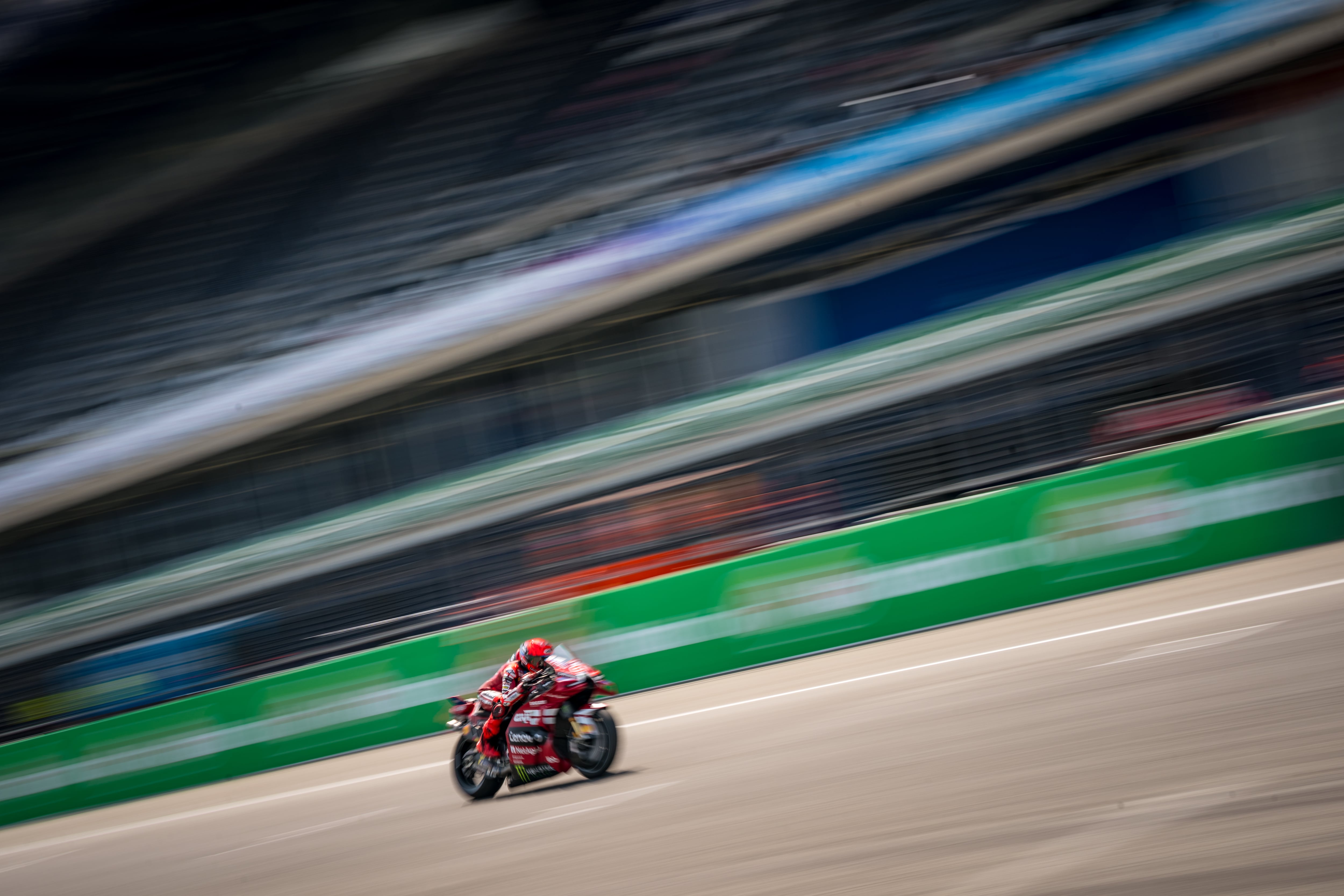 La nueva era de MotoGP busca ampliar su base de aficionados con la epopeya de Márquez: “Cuesta imaginar qué piloto puede ser más fuerte que él”