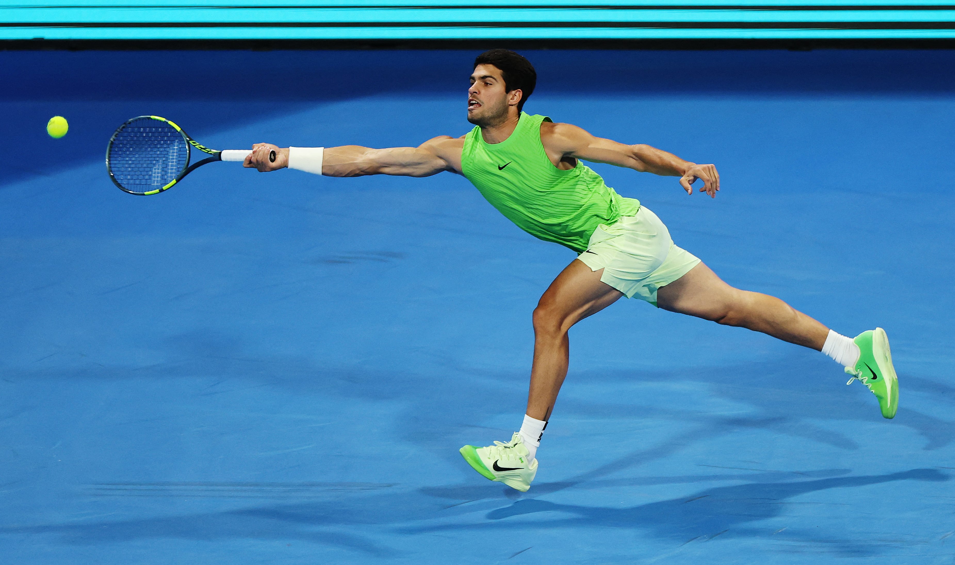 Alcaraz reaparece en Doha con un triunfo firme contra Rinderknech