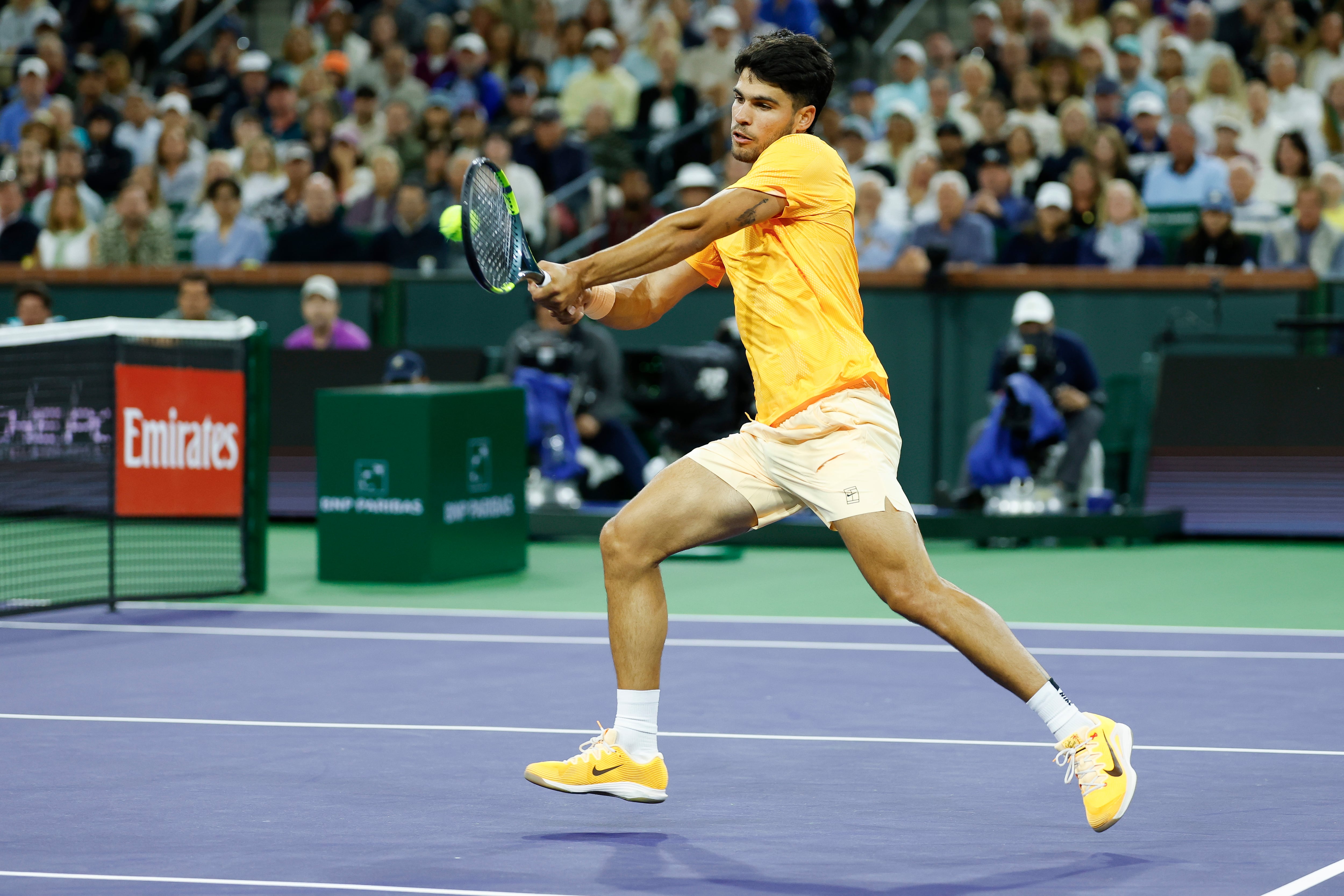 Alcaraz exprime su equilibrio y remonta con maestría ante Rinderknech